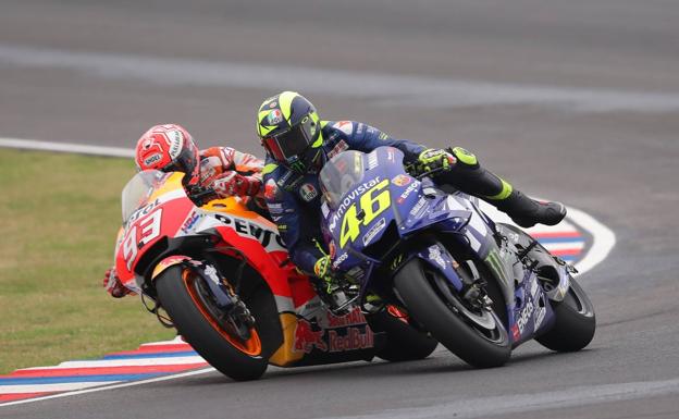 Marc Márquez toca a Valentino Rossi en el GP de Argentina. /Efe