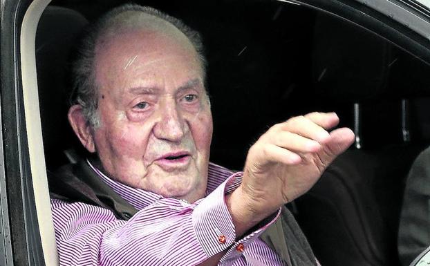 Don Juan Carlos se paró a hablar con los periodistas a su salida del hospital. /EFE
