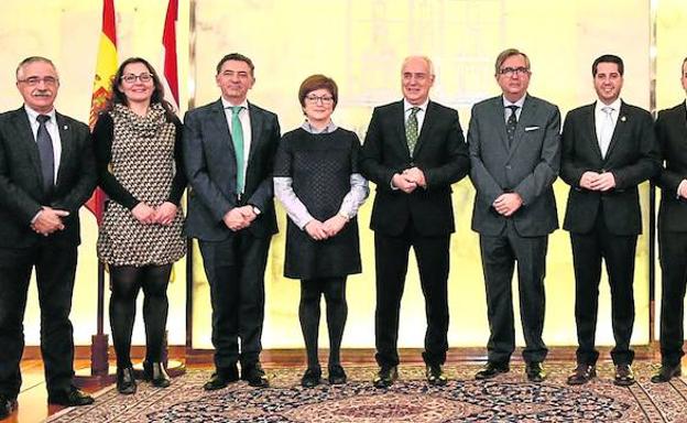 Javier Redondo (primero por la derecha) posa junto al presidente Ceniceros, el consejero de Fomento, Carlos Cuevas, y los alcaldes de las otras seis cabeceras de comarca./ G. R.