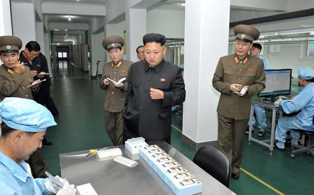 Kim Jong-un supervisa una de las factorías dedicadas a la fabricación de smartphones.