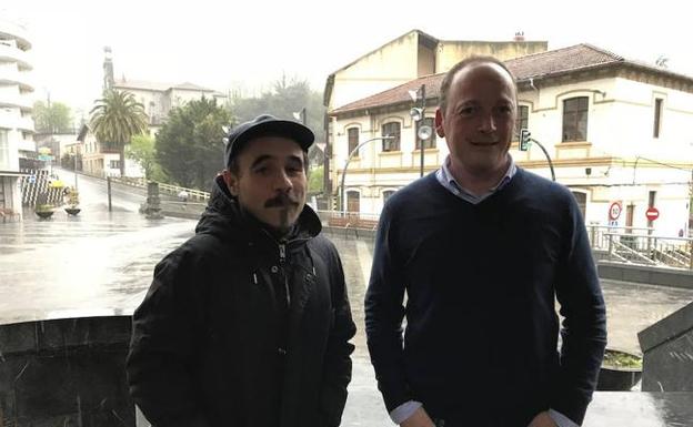 Koldo Serra y el alcalde de Alonsotegi, antes del rodaje. /S. Llamas