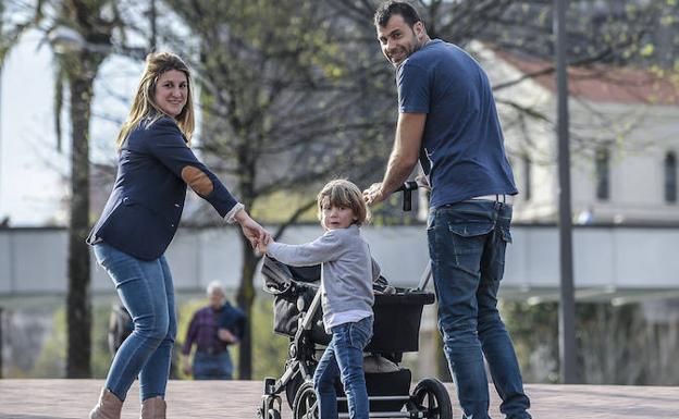 Aitziber y Sergio se apuntaron al programa de acogida hace un año. Su hijo Oihan está «siempre pendiente» de lo que necesita el bebé./BORJA AGUDO