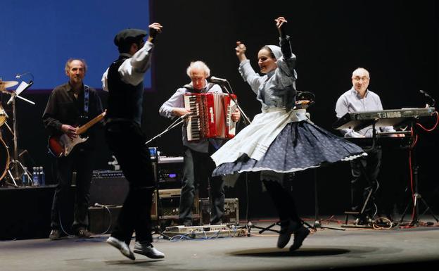 A Joselu Anaiak se sumaron los dantzaris de Algara. /Blanca Castillo
