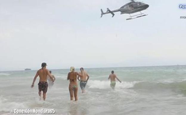 Los concursantes reciben refuerzos en helicóptero./
