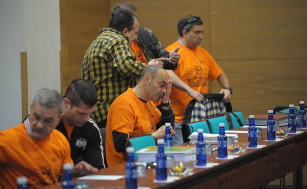 El comité de empresa, durante la reunión de este martes./Borja Agudo
