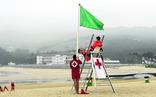Los socorristas izan la bandera verde ayer en la playa de Gorliz./Pedro Urresti