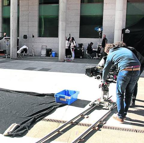 Rodaje de la serie 'Secretos de Estado' ante la fachada del Ayuntamiento de Alcobendas./R. C.