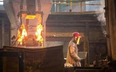 Un trabajador cumple su turno en una fundición vasca./MAIKA SALGUERO