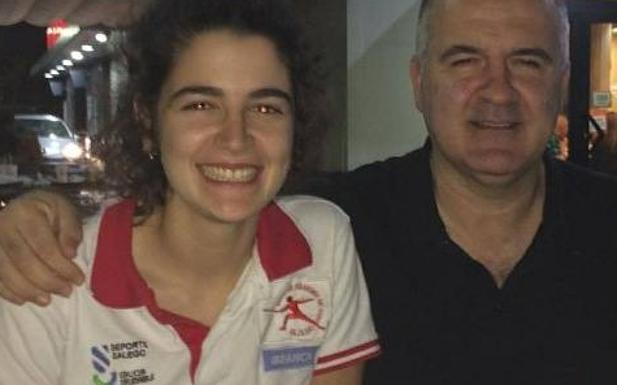 La tiradora Judith Rodríguez, junto a su padre, con el que viajaba en el momento del accidente./CLUB EL OLIVO DE VIGO