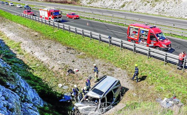 Una conductora de Mungia se salió el sábado de la A-1 a la altura de Júndiz, su vehículo cayó a un desnivel y ella falleció./Jesús Andrade