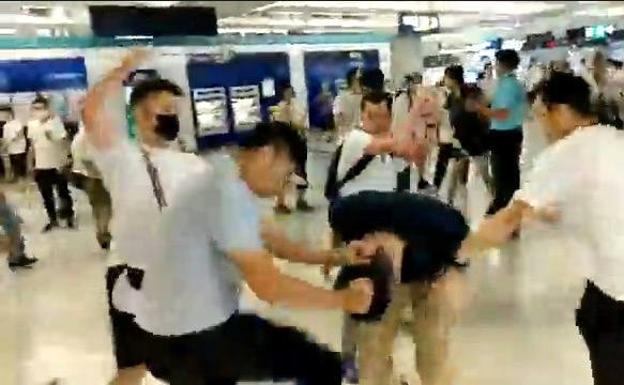 Nehmen Sie ein Video auf, das den Angriff auf Demonstranten in der U-Bahn von Hongkong zeigt.
