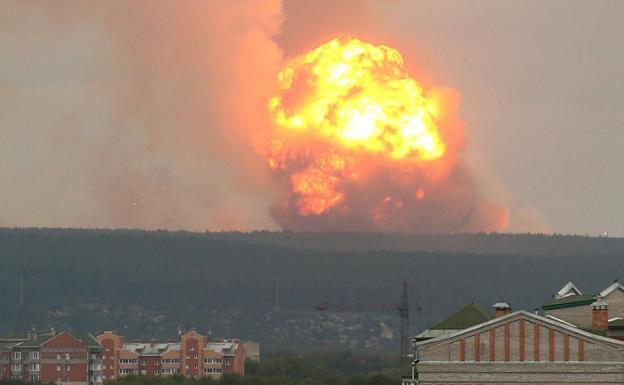Momento de la explosión en el centro de armamento ruso./Reuters