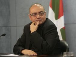 El consejero de Vivienda, Javier Madrazo, en su comparecencia de hoy. /Rafa Gutiérrez/
