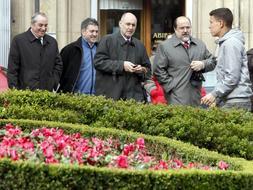 El presidente de los socialistas vascos, Jesús Eguiguren, el responsable de Organización, Rodolfo Ares, y los secretarios provinciales en Guipúzcoa, Iñaki Arriola y Álava, Txarli Prieto, momentos antes de la reunión. / Efe/