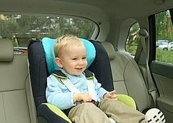 Un niño sentado en una 'sillita' para el coche. / Foto: Archivo | Vídeo: Atlas/