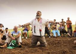 Sánchez Gordillo se dirige a los jornaleros en la finca ocupada de Las Turquillas. / Archivo/