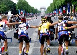 Lance Armstrong entra ganador de la 87ª edición del Tour de Francia, flanqueado por sus compañeros de equipo, Benoit Joachim, Kevin Livingstone, George Hincapie y Vjatceslav Ekimov (de i a d)./AP/