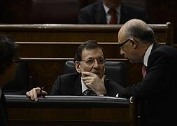 El presidente del Gobierno, Mariano Rajoy, y el ministro de Hacienda, Cristóbal Montoro. / Archivo/