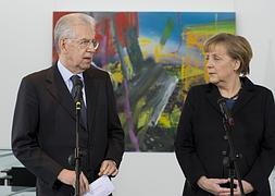 Mario Monti y Angela Merkel, durante su comparecencia ante la prensa. / John MacDougall (Afp)/