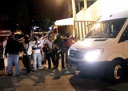 La Policía traslada a las turistas españolas en una furgoneta. / Pedro Pardo (Afp)/