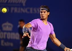 Rafa Nadal devuelve la bola a Nicolás Almagro. / José Méndez (Efe)/