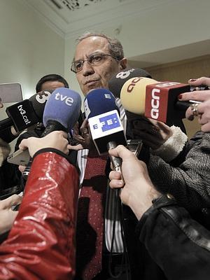 Martín Rodríguez-Sol realiza unas declaraciones a los medios a su salida de la sede de la Fiscalía General del Estado. / Kiko Huesca (Efe)/