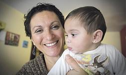 Adriana Juez junto a su hija Valentina. FOTO: INÉS BAUCELLS./
