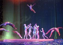 Uno de los momentos del espectáculo 'Ká', donde Sasson trabajaba la acróbata. / Cirque du soleil | CBS (inglés)/
