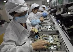 Mujeres chinas trabajan en la factoría Foxconn, en la ciudad de Shenzhen. STR/