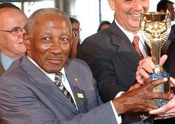 Djalma Santos, con la copa de campeón del mundo de 1958. / Archivo/