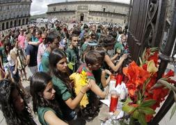 Los peregrinos y turistas depositan flores, velas y notas en la fachada de catedral de Santiago. / Foto: Efe | Vídeo: Atlas/