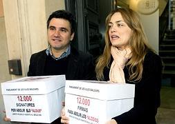 Xus Sastre y su mujer, Beatriz García, entregan las firmas. / Efe/
