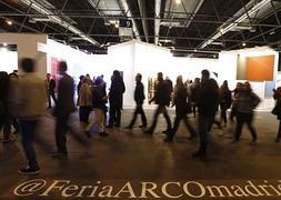 Varias personas visitan la 33 edición de la Feria Internacional de Arte Contemporáneo (ARCO). / Javier Lizón (Efe)/