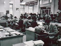 1972. Oficina principal de la caja municipal de Vitoria abarrotada de gente. /Caja Vital/