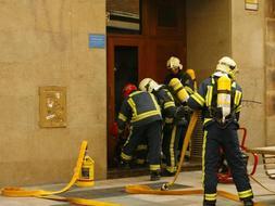 El incendio se ha producido en el centro de transformación de la calle Fueros./ Jesús Andrade/