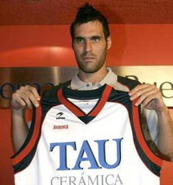Fernando San Emeterio con la camiseta del TAU Cerámica, esta tarde en el Buesa Arena de Vitoria. /Blanca Castillo/