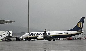 Un avión de Ryanair, esta mañana en Loiu./