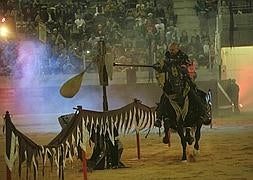 Un momento del torneo medieval que acogió el pasado sábado el Iradier Arena. / R. Gutiérrez/