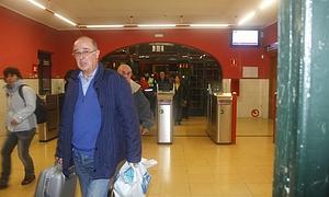 Los pasajeros abandonan la estación de Amurrio para hacer el trasbordo en autobús. /José Montes/