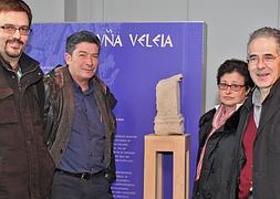 Los expertos de Iruña-Veleia, junto al altar descubierto. ::B. Castillo/