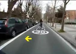 Los coches de la izquierda están estacionados sobre el carril exclusivo de bicicletas. / Video: Bizikleteroak/