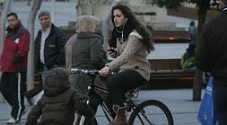 Bicis y peatones conviven en la zona peatonal de Vitoria./
