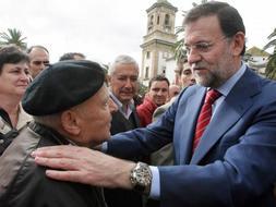 El presidente del Partido Popular, Mariano Rajoy , conversa con una ciudadano, durante la visita que realizó hoy a Algeciras. /Efe/