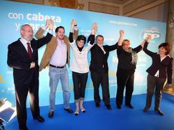 Los candidatos del PP vasco en el acto electoral celebrado hoy en San Sebastián. /Efe/