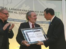 El lehendakari, Juan José Ibarretxe, entregó hoy el premio 'Persona vasca cooperante' 2007 al profesor de la UPV y miembro de Hegoa Alfonso Dubois Migoya. /José Montes/