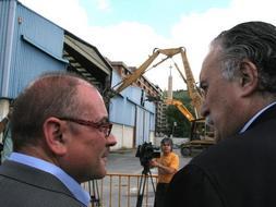 El alcalde de Bilbao, Iñaki Azkuna, junto al consejero de Vivienda del Gobierno vasco, Javier Madrazo / Telepress/