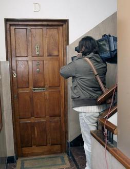 Puerta del domicilio donde ha tenido lugar el crimen. / Efe/