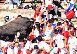 El toro, subiendo por el tendido./ N. Ibargüen/