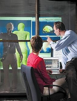 Olaf Blanke dirige las pruebas de un voluntario con su avatar. Foto: EPFL./