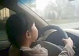 La pequeña Yun Lee al volante./
